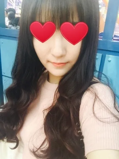 フェイスラインがぼやけてるから、友達が撮ってくれた不意打ち写真を見ると顔がすごく平べったく写っちゃって。